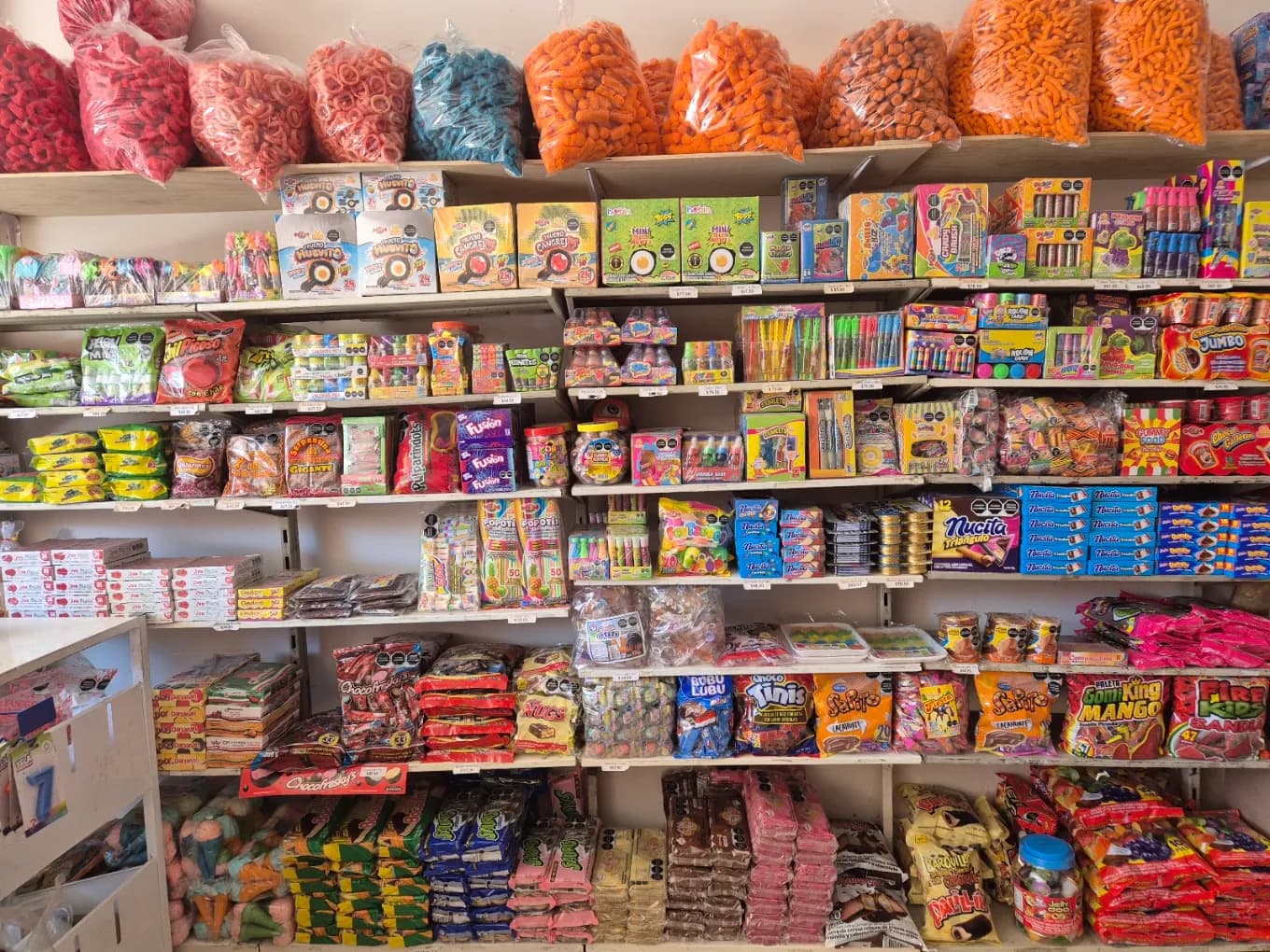 Anaqueles de Dulcería La Principal llenos de dulces y botanas