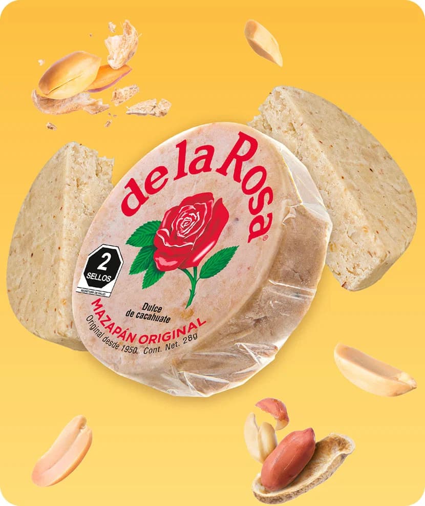 Mazapán De la Rosa con cacahuates sobre fondo amarillo