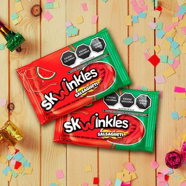 Dulces Skwinkles Salsagheti sabor sandía sobre mesa de fiesta